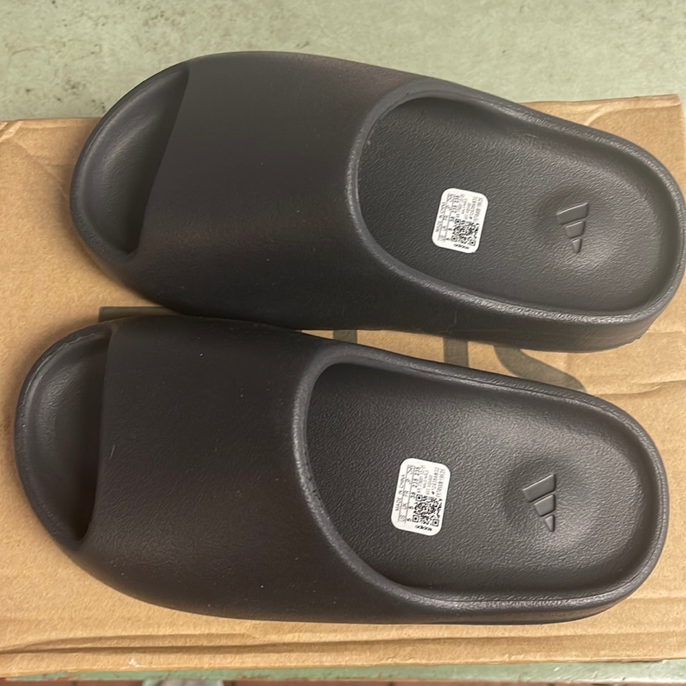 Yeezy slides ONYX size 5 men/6.5 women’s